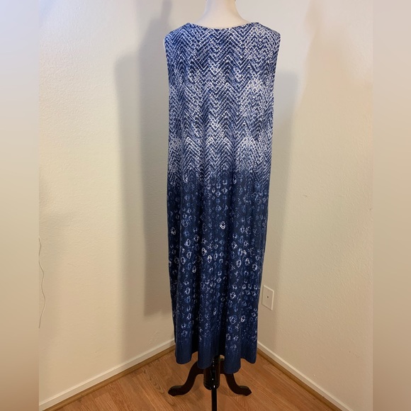 VGUC Anywear by Catherines Blue and White Tribal Print Dress - Picture 4 of 6